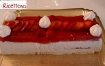 Semifreddo allo yogurt con salsa di fragole e meringhe