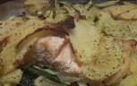 Filetti di salmone con patate zucchine e maionese di yogurt