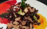 Riso venere con gamberetti, salmone e avocado